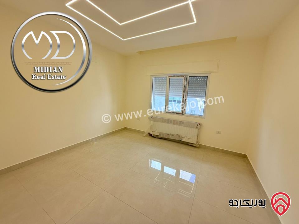 شقة ارضية للبيع في عمان - خلدا مساحة 180م مع ترس وحديقة 200م تشطيبات ديكورات عصرية فاخرة جديدة لم تسكن