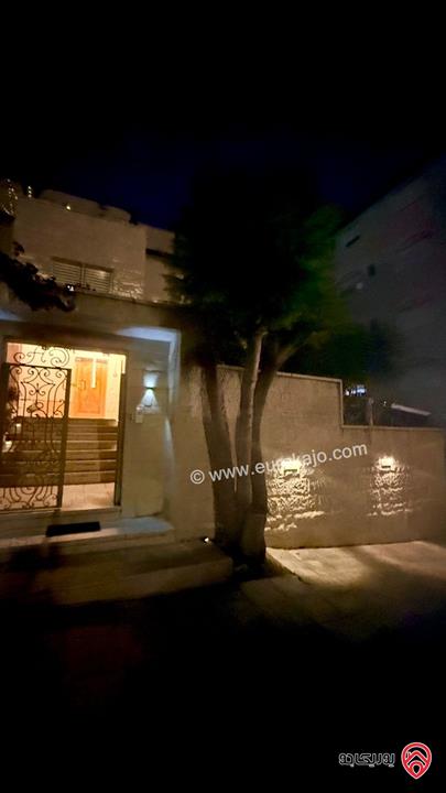 فيلا كبيرة مساحة البناء 800م على أرض 746م مع مسبح وحديقة واسعة للبيع في أرقى مناطق عمان الغربية - الكرسي