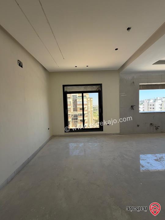 شقة طابق ثالث مع رووف مساحة 170م وترس 80م سوبر ديلوكس للبيع في عمان -  الجبيهة 