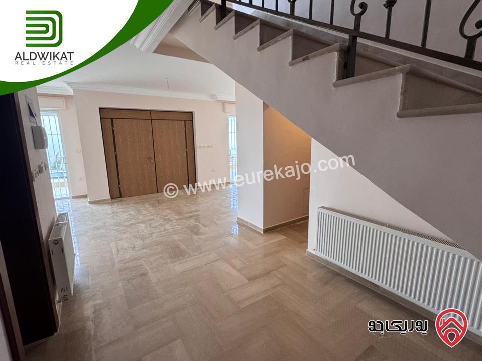 فيلا مستقلة للبيع في عمان - صويلح بالقرب من الحمر مساحة الأرض860م مساحة البناء 390م موقع اطلالة