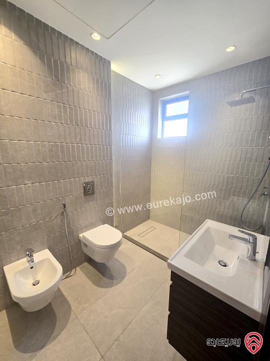 شقة مفروشة دوبلكس اخير مع رووف مساحة 300 متر فخمة ومطلة للإيجار السنوي في جبل عمان 