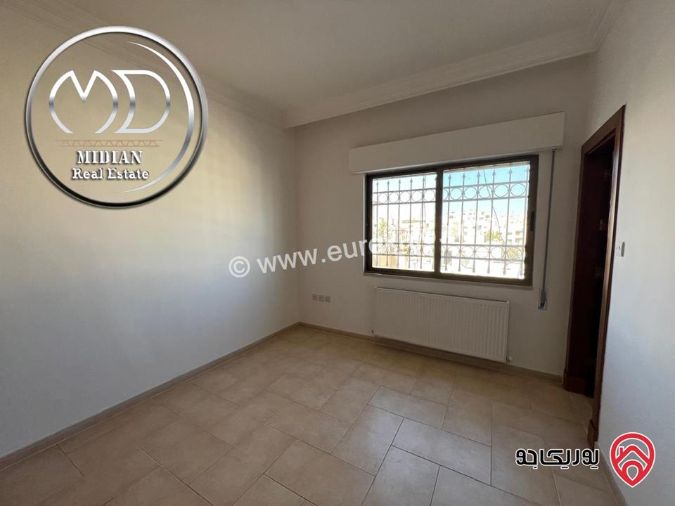 شقة فارغة للايجار في عمان - ام السماق مساحة 235م 4 نوم طابق ثالث تشطيبات سوبر ديلوكس اطلالة جميلة بسعر مميز جداً