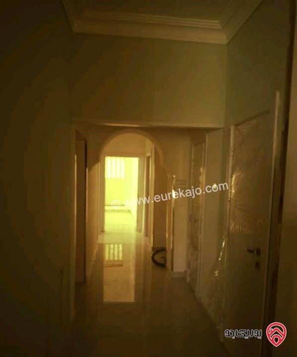 شقة فارغة أرضية مساحة 225م داخلي و 100م خارجي للايجار في عمان - الجبيهة