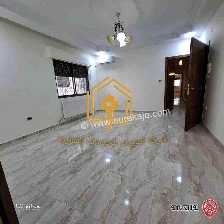 شقة فارغة طابق ارضي مع ترس مساحة 130م للإيجار في عمان - تلاع العلي 