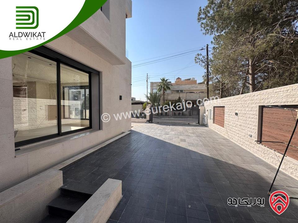 فيلا متلاصقة للبيع في عمان - دابوق مساحة الارض 500م ، البناء 780م ، الحديقة 50م والترس 150م