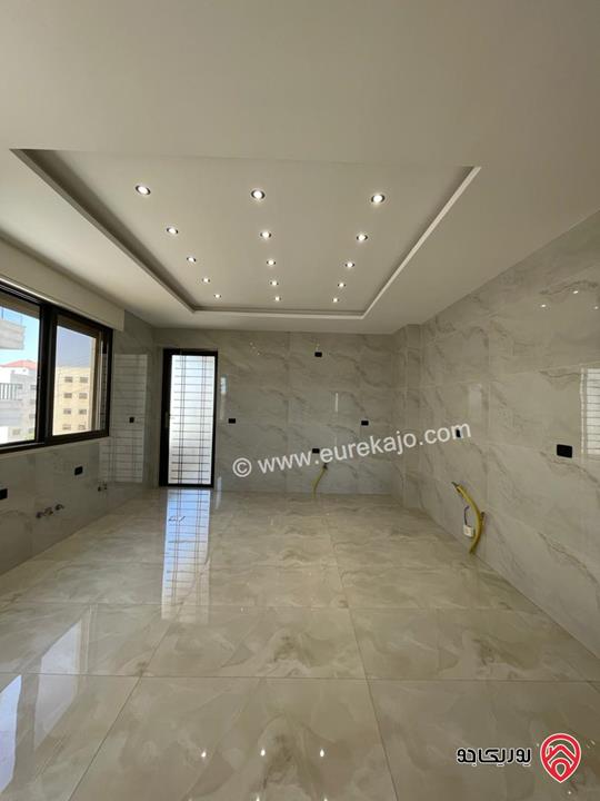 شقة تشطيب سوبر ديلوكس طابق أرضي مساحة 205م داخلي و 65م خارجي مع كراج ومدخل خاص للبيع في عمان - البنيات