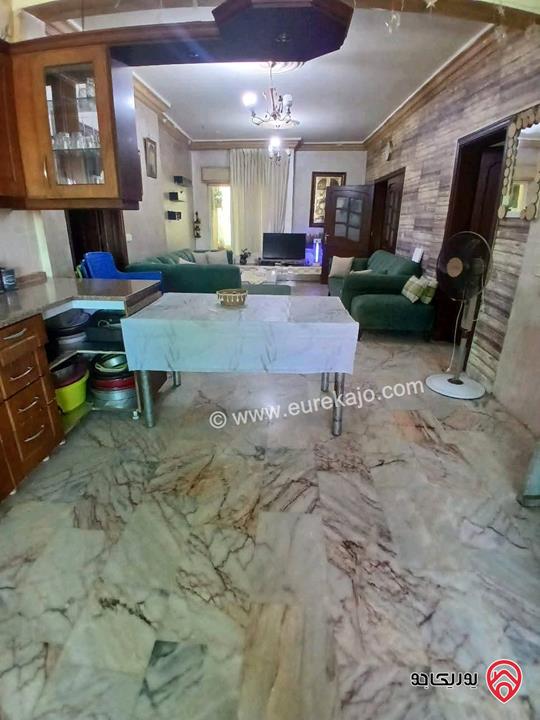 شقة مساحة 245م طابق ثالث للبيع في عمان - خلدا