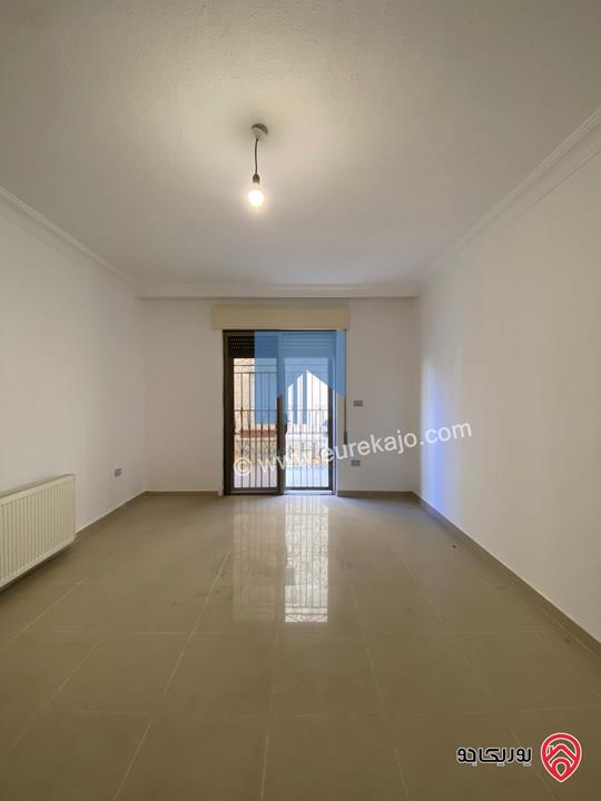 شقة أرضية مميزة  186م مع حديقة وترسات 150م للبيع في عمان - الجندويل