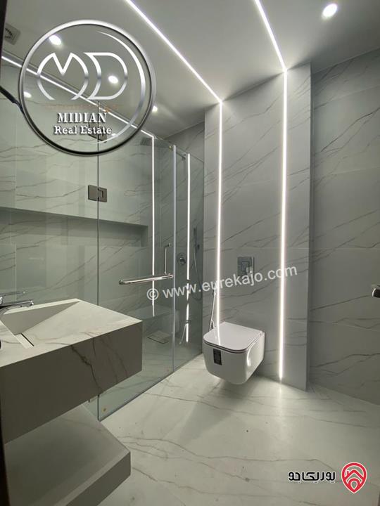 شقة شبه ارضي جديدة للبيع في عمان - الجندويل مساحة 180م مع ترس و حديقة 100م تشطيبات و ديكورات فاخرة بسعر مميز جداً