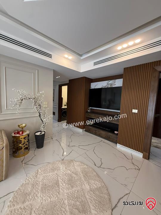 شقة شبه ارضية مساحة 210م داخلي و 180م خارجي لم تسكن للايجار مفروشة في عمان - خلدا