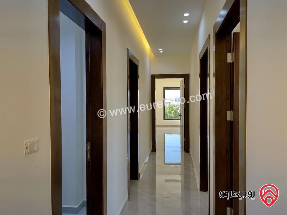 شقة جديدة فاخرة ارضية مساحة 194م + ترس 32م للبيع في عمان - طريق المطار 