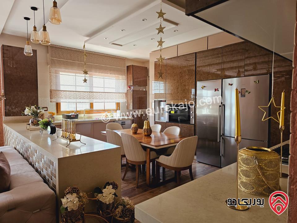 شقة سوبر ديلوكس مساحة 273م طابق أرضي مع مساحة خارجية 90م للبيع مفروشة في الجبيهة 