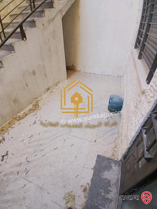 شقة فارغة مساحة 120م طابق شبه ارضي مع ترس للإيجار في عمان - دير غبار 