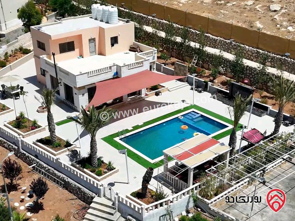 مزرعة مساحة البناء 220م على أرض 3400م مجهزة بالكامل للبيع داخل كومباوند خاص في المفرق