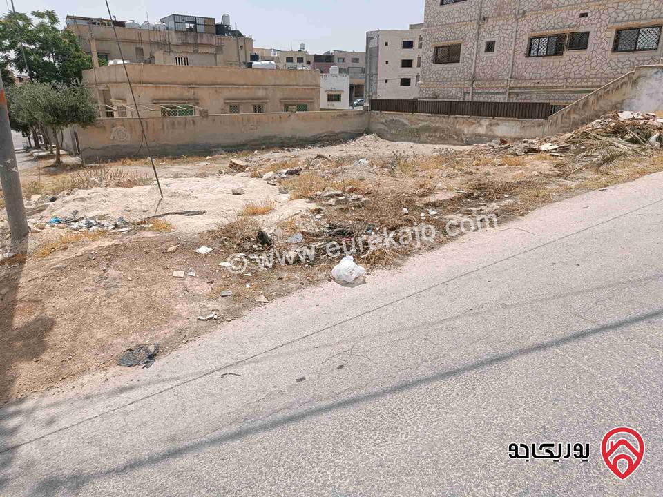 قطعة أرض على شارعين مساحة 327م للبيع في الزرقاء - الزواهرة