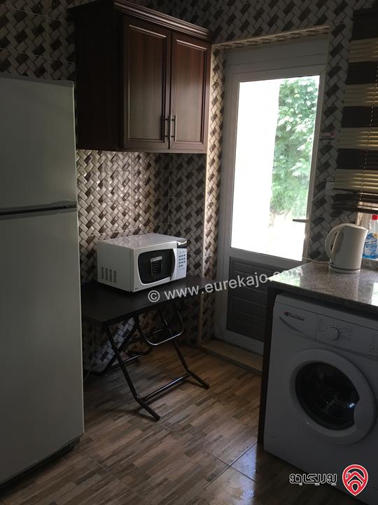 شقة طابق أول مساحة 80م مفروشة للبيع في اربد شارع الجامعة 