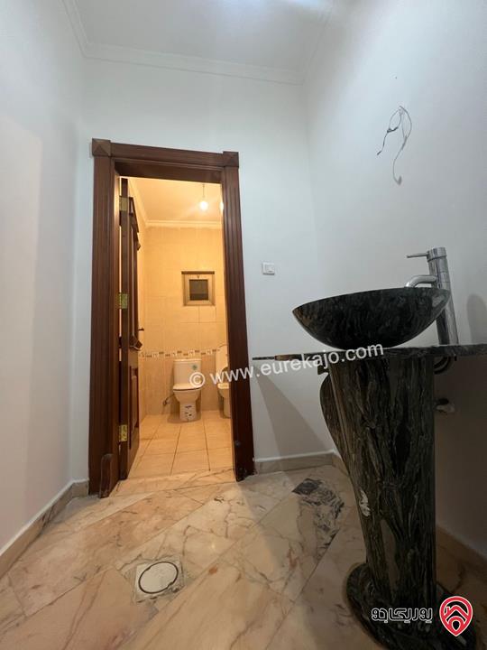 شقة طابق ثالث مساحة 300م للايجار في عمان - ام اذينة