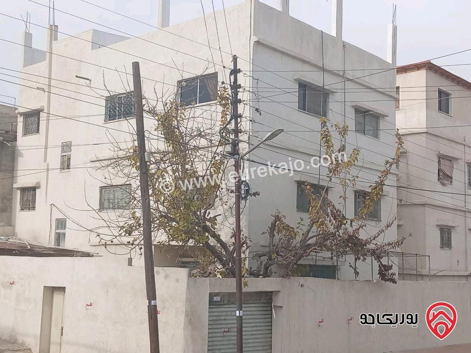 بيت مكون من ثلاث طوابق مساحة 330م على أرض 245م مشترك مع شخص واحد للبيع في عمان - الوحدات حي ام تينة