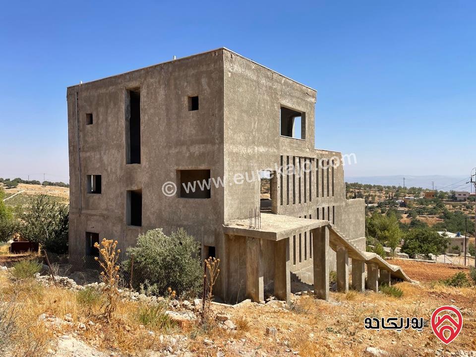 أرض مساحة 4 دونم و 730م يوجد فيها بيت يتكون من ثلاث طوابق عظم غير مجهز للبيع في جرش - سوف - السهلات