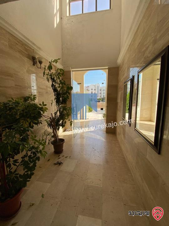 شقة أرضية (شبه فيلا) طابقية فاخرة للبيع في عمان - الرابية قرب الكالوتي 425م مع حديقة وترسات 500م