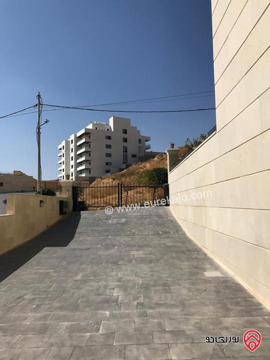ڤيلا مع بركة سباحة مساحة 1200م على أرض 1030م للبيع في أجمل مناطق عمان - مرج الحمام