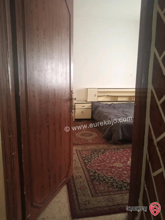 شقتين في عمارة من ثلاث طوابق كل طابق شقة واحدة فقط  مساحة الأرض 250 متر مربع و مساحة كل طابق 150م في قوشان واحد كل شقة ساعة كهرباء منفصلة و المياه الشقتين ساعة وحدة للبيع في عمان - ابو نصير 