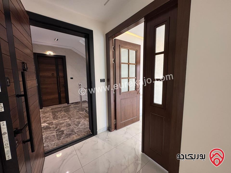 شقة للبيع في عمان - مرج الحمام / طريق المطار طابق ارضي مساحة البناء 230م ومساحة الترس 30