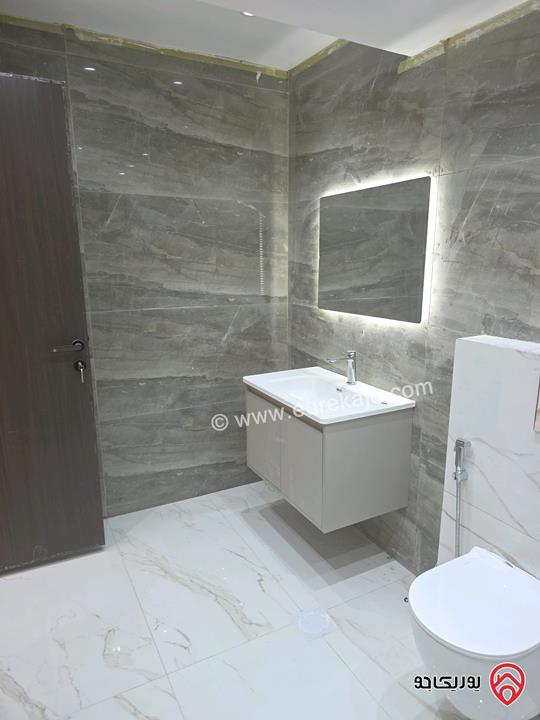 شقة شبه ارضي واسعة مساحة 185م داخلي وخارجي 220م ومشمسة تشطيبات ديلوكس للبيع في عمان - شفا بدران