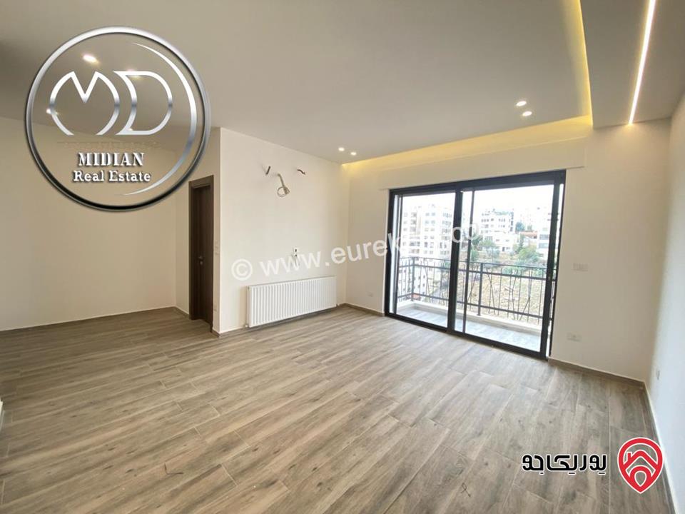 شقة شبه ارضي جديدة للبيع في عمان - الجندويل مساحة 180م مع ترس و حديقة 100م تشطيبات و ديكورات فاخرة بسعر مميز جداً