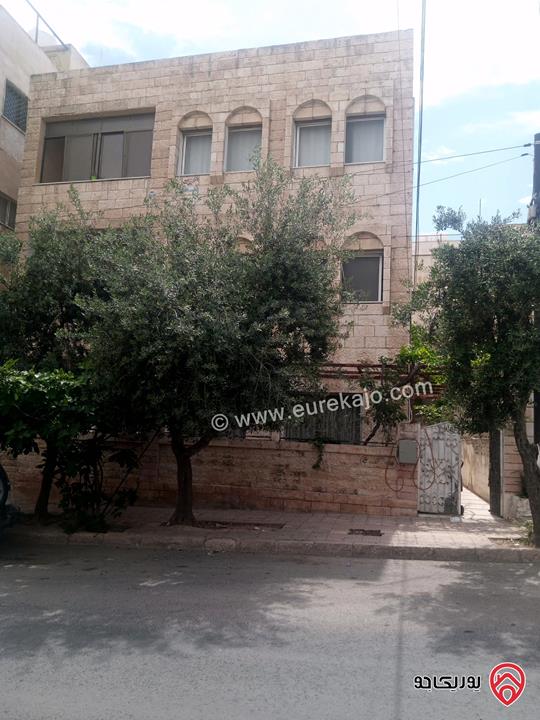 شقتين في عمارة من ثلاث طوابق كل طابق شقة واحدة فقط  مساحة الأرض 250 متر مربع و مساحة كل طابق 150م في قوشان واحد كل شقة ساعة كهرباء منفصلة و المياه الشقتين ساعة وحدة للبيع في عمان - ابو نصير 