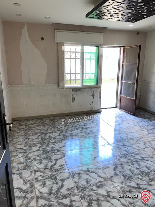 شقة شبه أرضية مساحة 100م داخلي و 100م خارجي للبيع في عمان - الجبيهة 