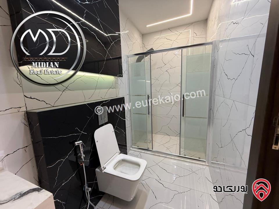 شقة دوبلكس طابق أخير مع روف للبيع افي عمان - لمدينة الرياضية مساحة 205م مع تراسات تشطيبات سوبر ديلوكس اطلالة رائعة بسعر مميز