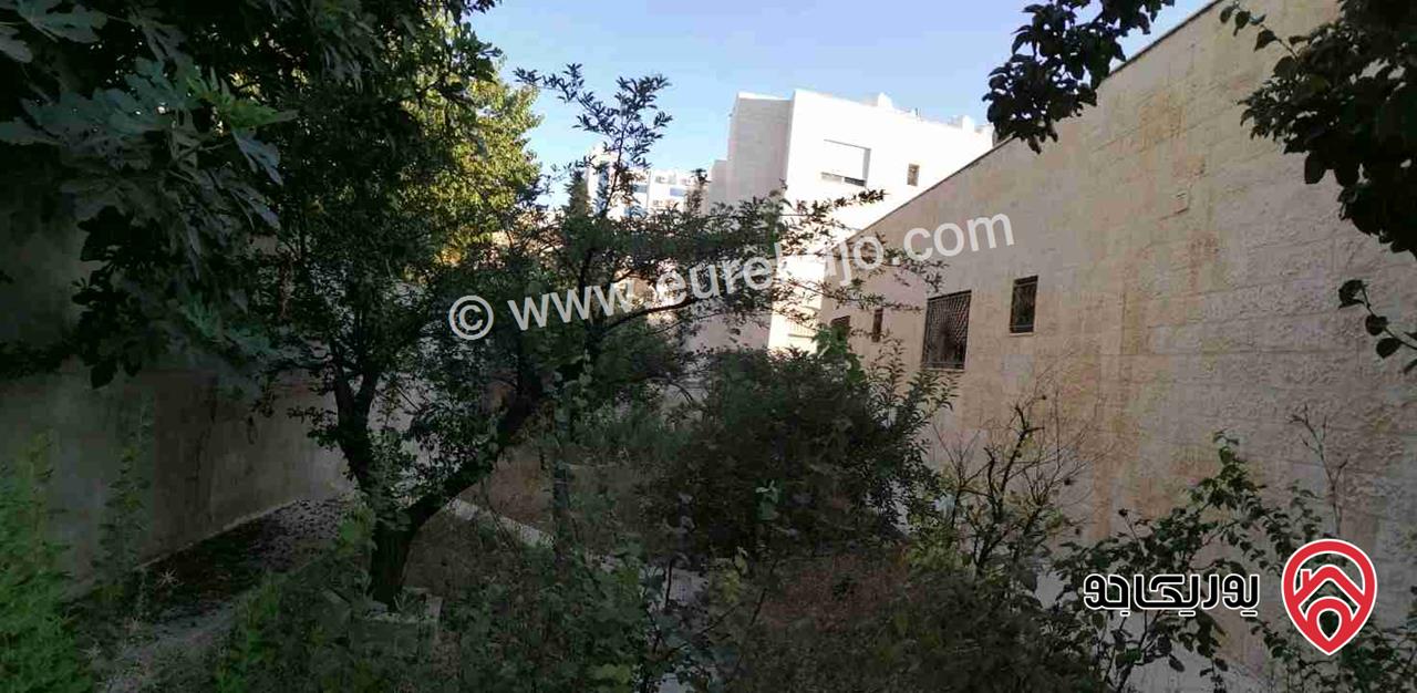 منزل مستقل مساحة الأرض 1000م والبناء 500م للبيع في عمان - الجبيهة بالقرب من دوار المنهل