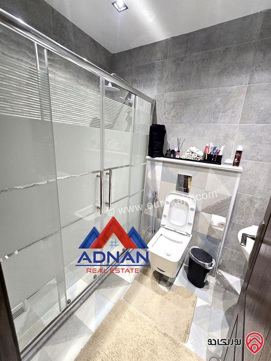 شقة مفروشة مساحة 230م مع حديقة كبيرة 300م و مدخل وكراج خاص للايجار في عمان - الرابية