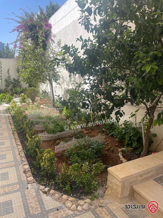 شقة دوبلكس طابق أرضي وشبه ارضي مساحة 310م داخلي و 300م خارجي للبيع في عمان - أم أذينة من المالك