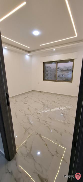 شقة طابق ثالث رووف سوبر ديلوكس مساحة 175م داخلي و 80م خارجي للبيع في عمان - طبربور