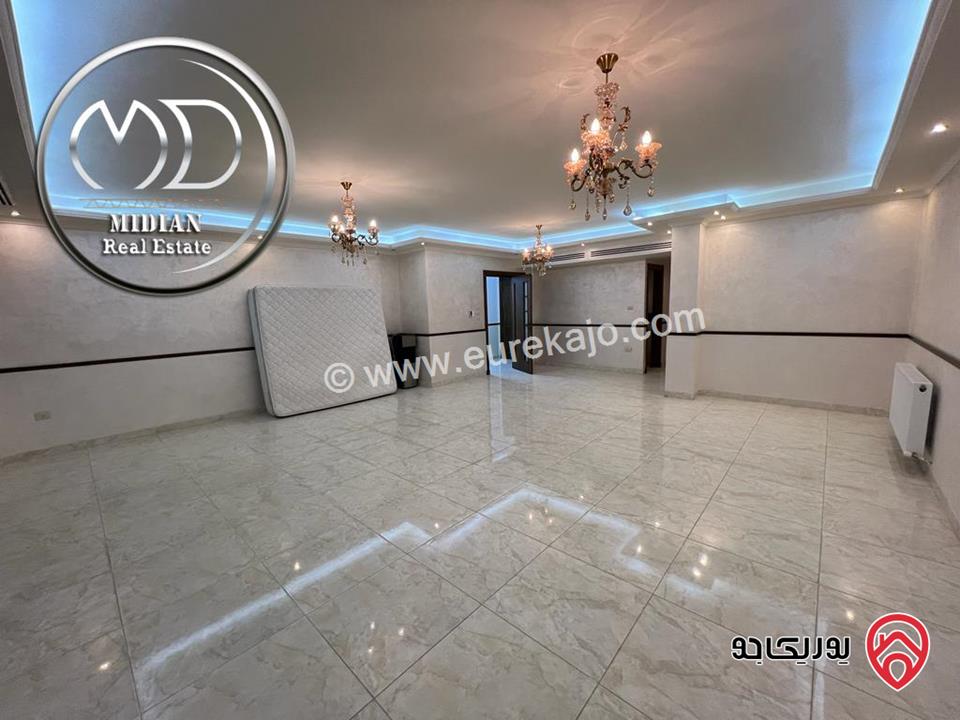 شقة شبه ارضي فارغة للايجار في عمان - عبدون مساحة 200م تشطيبات و ديكورات عصرية فاخرة اطلالة جميلة