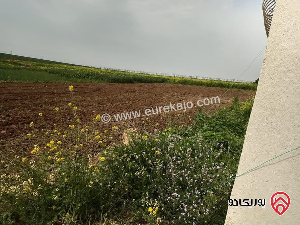 بيت مستقل مساحة البناء 192م على أرض 1 دونم و 750م للبيع في موقع متميز بإطلالة خلابة في طبقة فحل، اربد