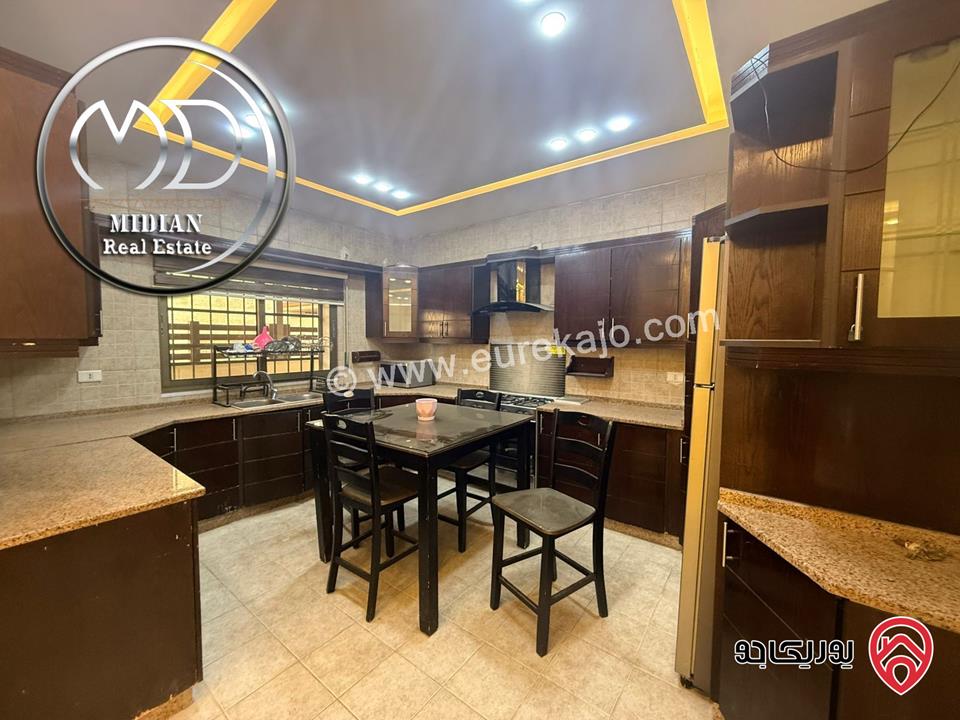 شقة ارضية للبيع في عمان - خلدا مساحة 200م مع ترس 45م تشطيبات ديكورات سوبر ديلوكس بسعر مميز جداً 