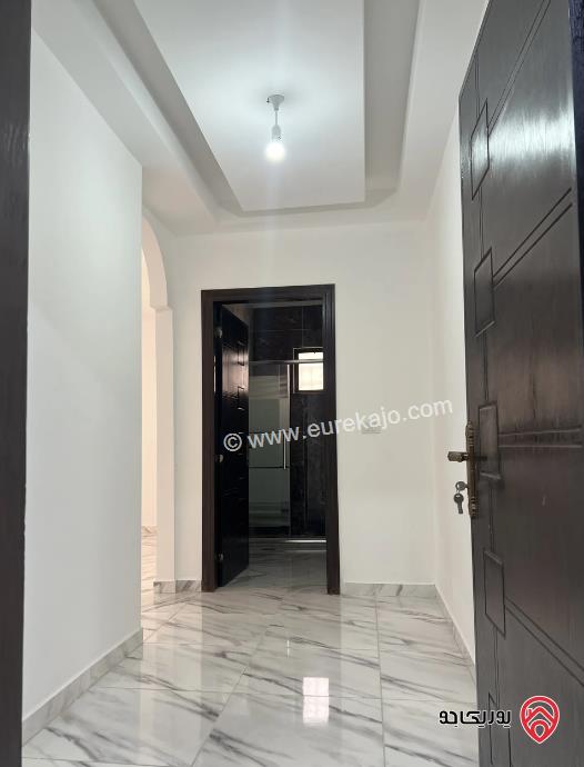 شقة مساحة 200م طابق أرضي للبيع في الزرقاء الجديدة 