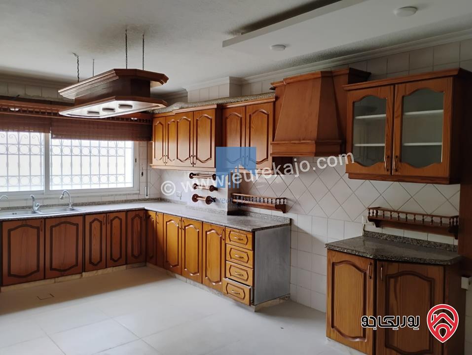 شقة أرضية مساحة 225م مع حديقة وترسات 100م تشطيب سوبر ديلوكس للبيع في عمان - خلدا