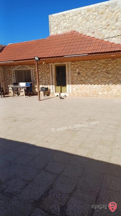 بيت ريفي مساحة 200م على ارض 2 دونم للبيع في اربد - الرمثا