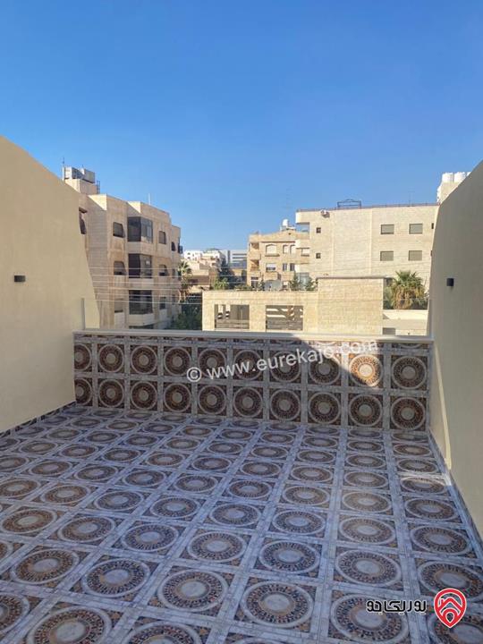 شبه فيلا متلاصقة مفروشة للبيع في عمان - ام السماق مساحة الارض 150م ومساحة البناء 180م بسعر مغري