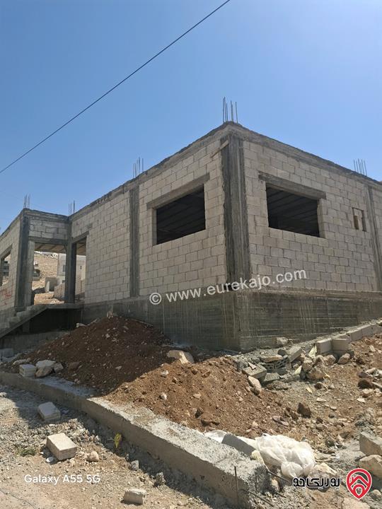 بيت عظم على أرض 300م للبيع في الزرقاء - جريبا