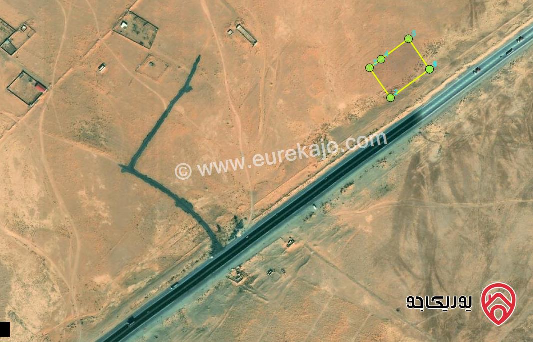 قطعة ارض من اراضي العقبة قرية القويرة مساحتها 7550 متر تصلح لمشروع كازية واستراحة او مجمع تجاري واي خدمات اخرى جميع الخدمات متوفرة واجهة 100متر على شارع