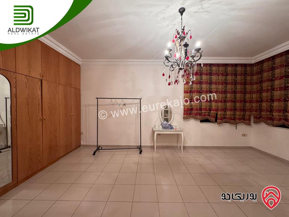 فيلا للبيع في عمان - الجبيهة مساحة الارض 1580 م والبناء 1000م ومساحة الحديقة 400م