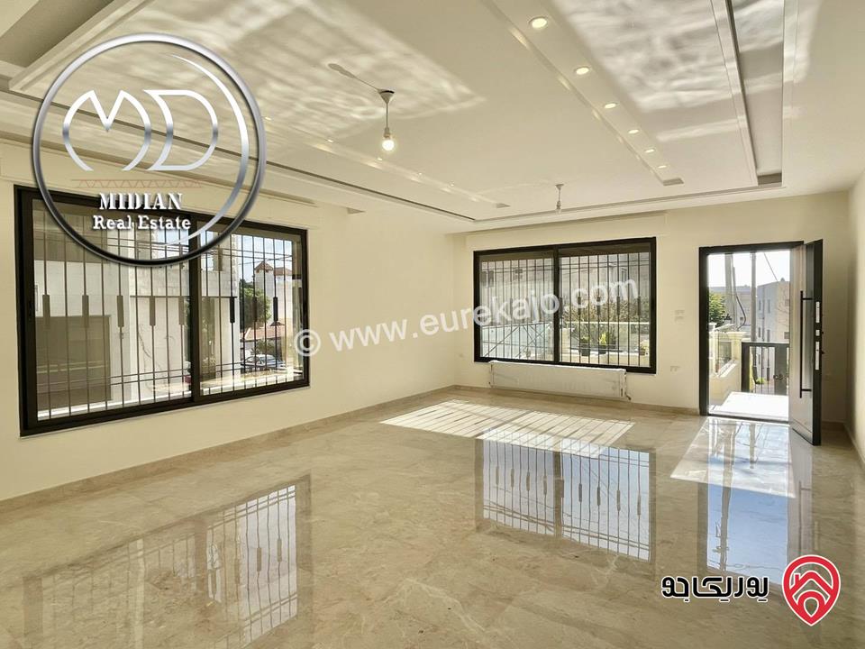 شقة ارضية جديدة للبيع ضاحية النخيل مساحة 205م مع ترس 70م تشطيبات و ديكورات فاخرة