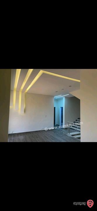 فلل متلاصقة عدد 2 مساحة كل فيلا 400م للبيع في اربد شرق صالة السفير 