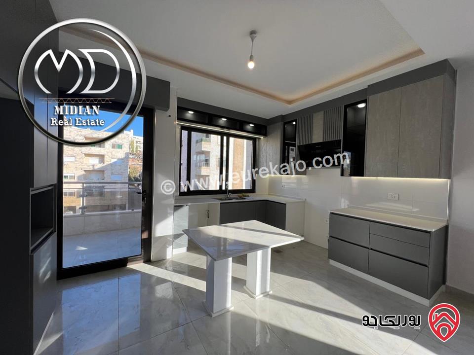 شقة دوبلكس فارغة للايجار في عمان - خلدا طابق أخير مع روف مساحة 200م مع تراسات تشطيبات و ديكورات عصرية فاخرة اطلالة رائعة