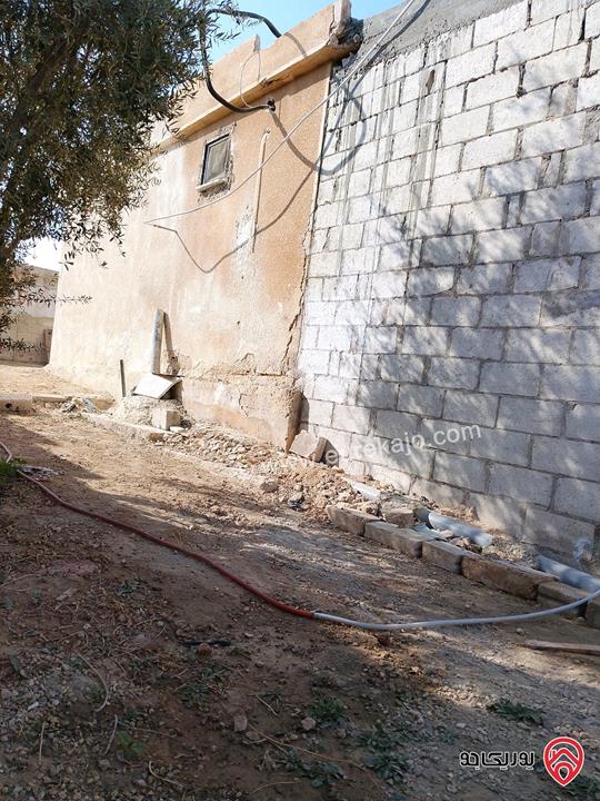 قطعة أرض مساحة 250م عليها بيت 90م للبيع في الزرقاء - الحلابات الغربي